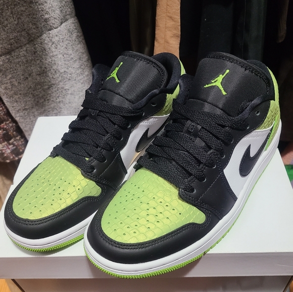 Air Jordan 1 Low Snakeskin - Picture 1 of 5